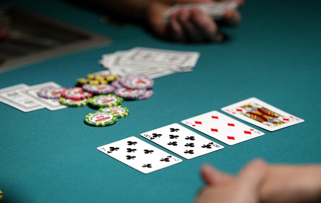 Thời điểm nào nên bluff trong poker?