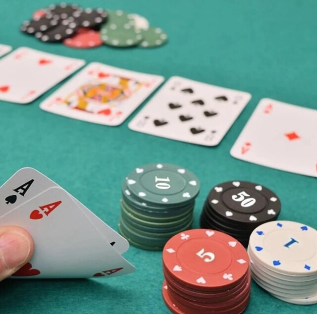 Xì dách hay blackjack là một trò chơi bài phổ biến tại Châu Á