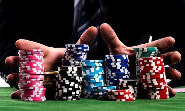 Khi chơi game bài Poker, bạn nên dừng ngay việc bỏ quá nhiều cơ hội vào bài đợi