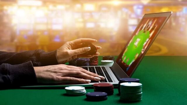 Lưu ý những lá bài trên bàn khi chơi poker trực tuyến